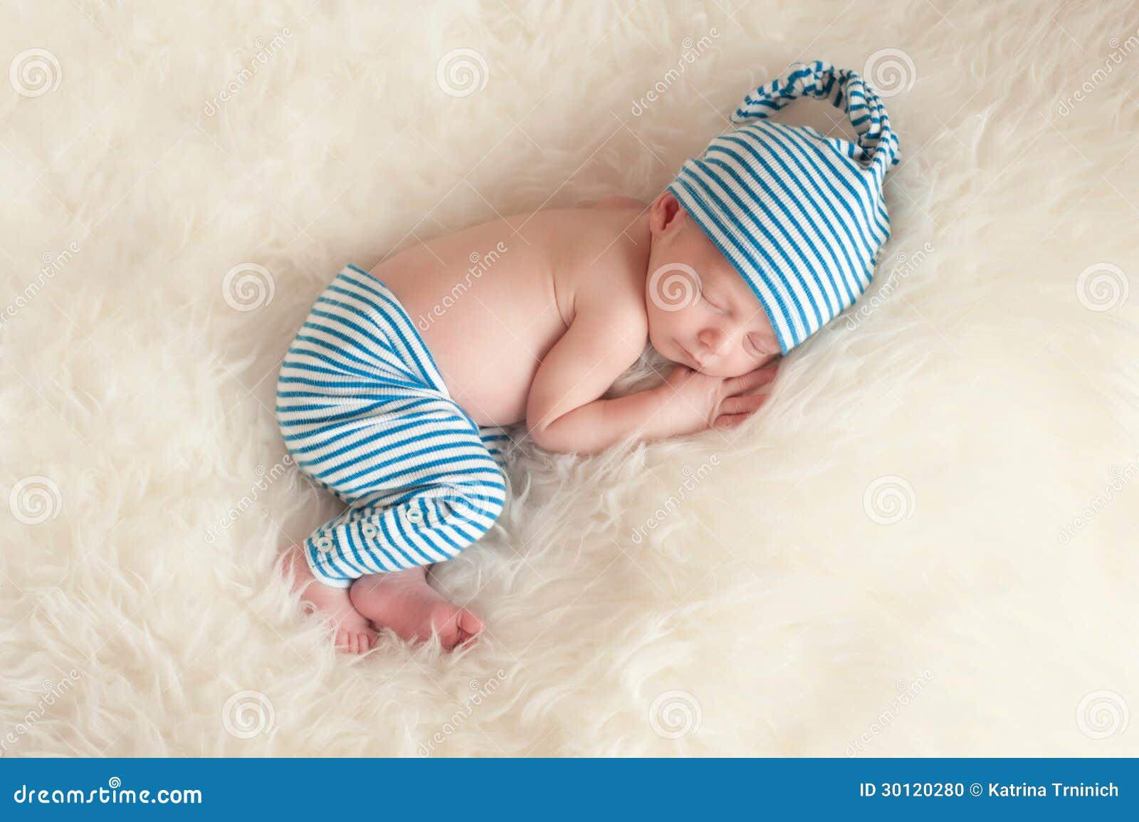 Pijamas Vestindo Do Bebe Recem Nascido Do Sono Foto De Stock Imagem De Inocente Retrato Pijamas Vestindo Do Bebe Recem Nascido Do Sono Foto De Stock Imagem De Inocente Retrato