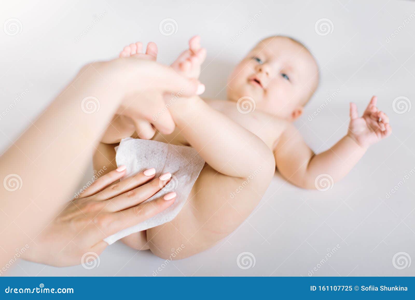 Bebe Recem Nascido Que Recebe Uma Fralda Muda Mae Limpando O Rabo Do Bebe Com A Limpeza Do Bebe Imagem De Stock Imagem De Bebe Azul Bebe Recem Nascido Que Recebe Uma Fralda Muda Mae Limpando O Rabo Do Bebe Com A Limpeza Do Bebe Imagem De Stock Imagem De Bebe Azul
