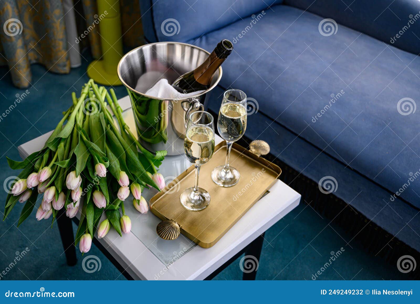 Bebida De Boas-vindas Do Hotel No Quarto De Hotel Foto de Stock