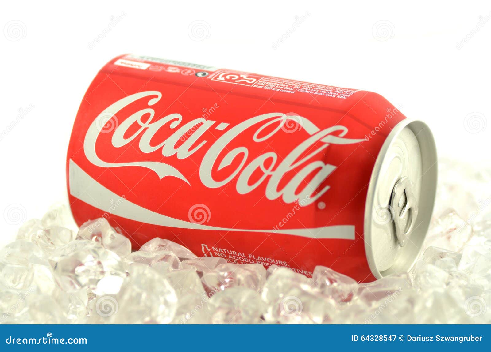 Bebida De CocaCola En Una Poder En El Hielo Aislado En El Fondo Blanco