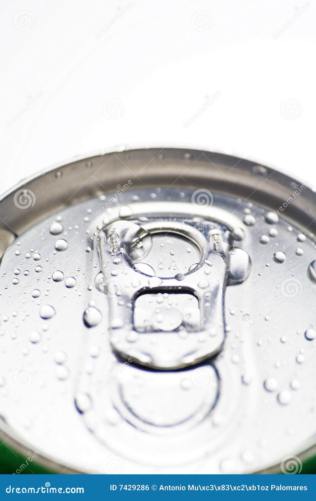 Bebida fria da dieta da soda do rafrescamento isolada sobre o branco