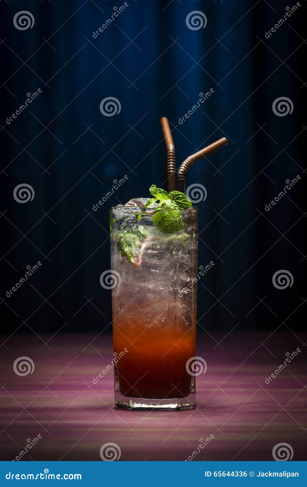 Bebida moderna de moda del cóctel del mojito de la granadina. Bebida moderna de moda del cóctel de la fusión del mojito de la granadina en barra