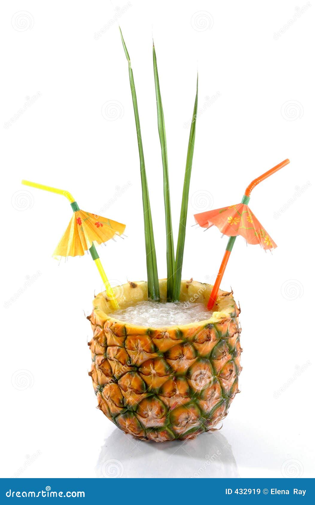 Bebida tropical 1 de la piña. La piña natural ahuecó hacia fuera y llenó de una bebida helada con los paraguas tropicales y las hojas de palma aislados en un fondo blanco.
