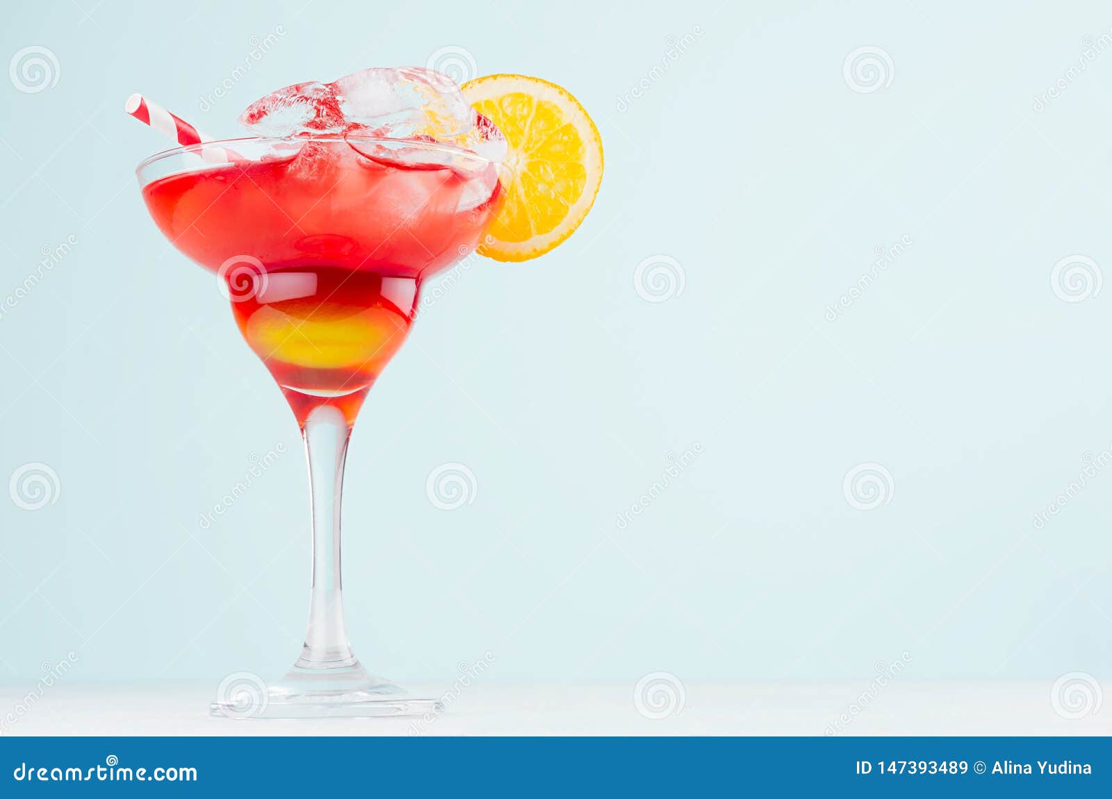 Bebida Tropical De La Del Sol Alcohol - Licor Amarillo, Naranjas Corte, La Paja, Hielo En Vidrio Misted En Fondo Imagen de archivo - Imagen de jugo: 147393489