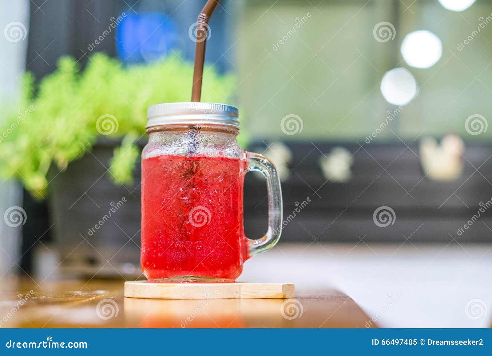 Bebida vermelha da soda em um café