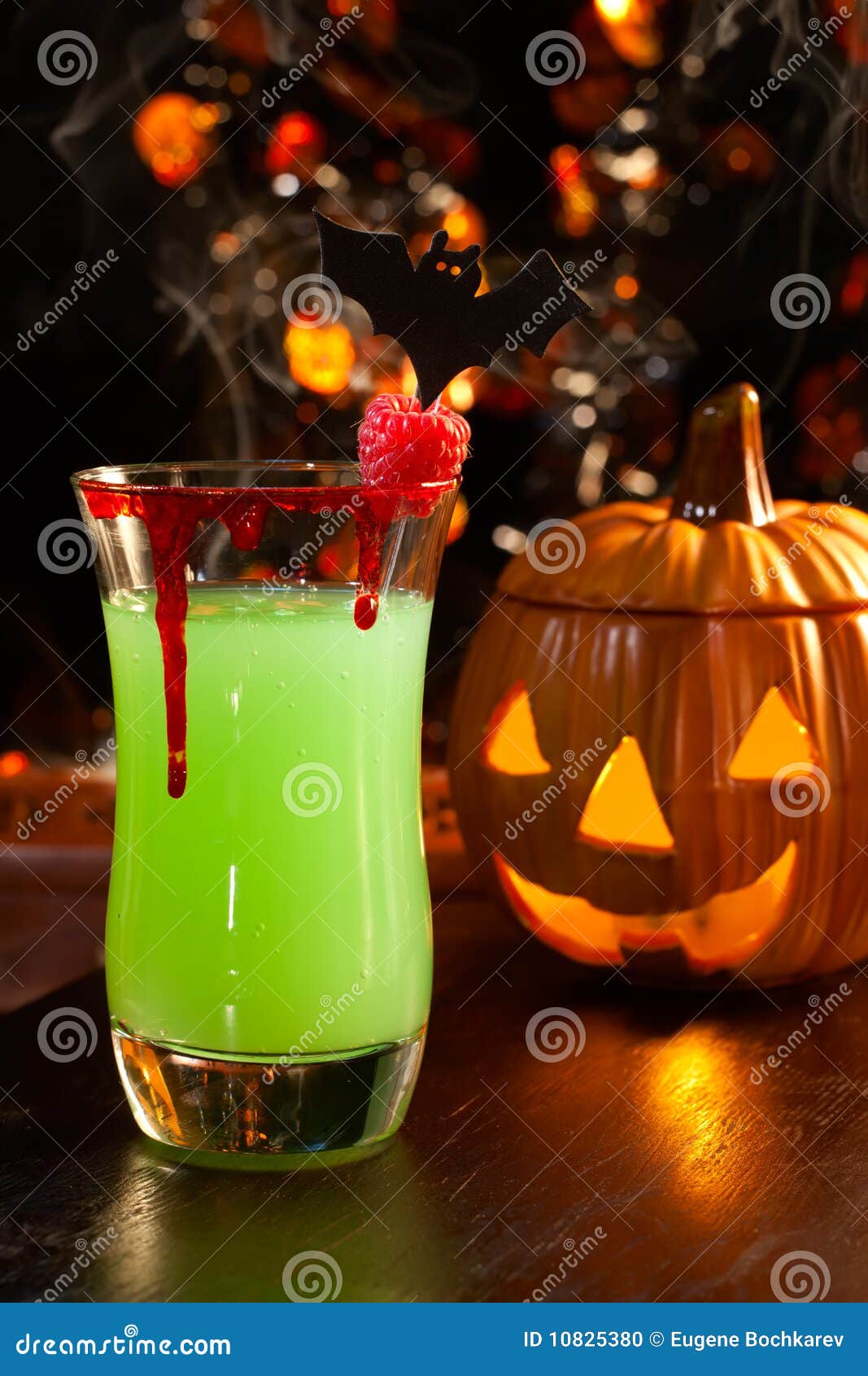 Bebidas de Halloween - cocktail do beijo do vampiro. Close up do cocktail do beijo do vampiro, do rum, do licor do melão, da soda e do toque do tabasco, decorados com framboesa fresca - Halloween bebe a série