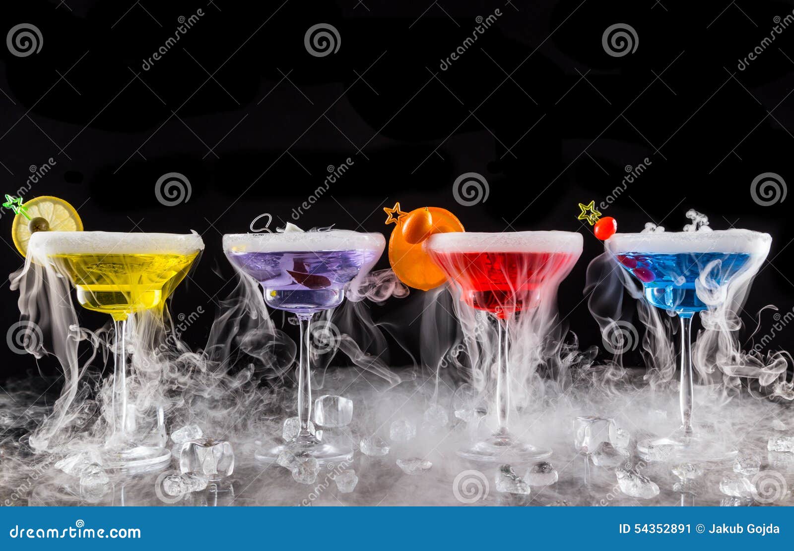 Bebidas De Martini Efecto Del Humo Del Hielo Fotos de stock - Fotos regalías de Dreamstime