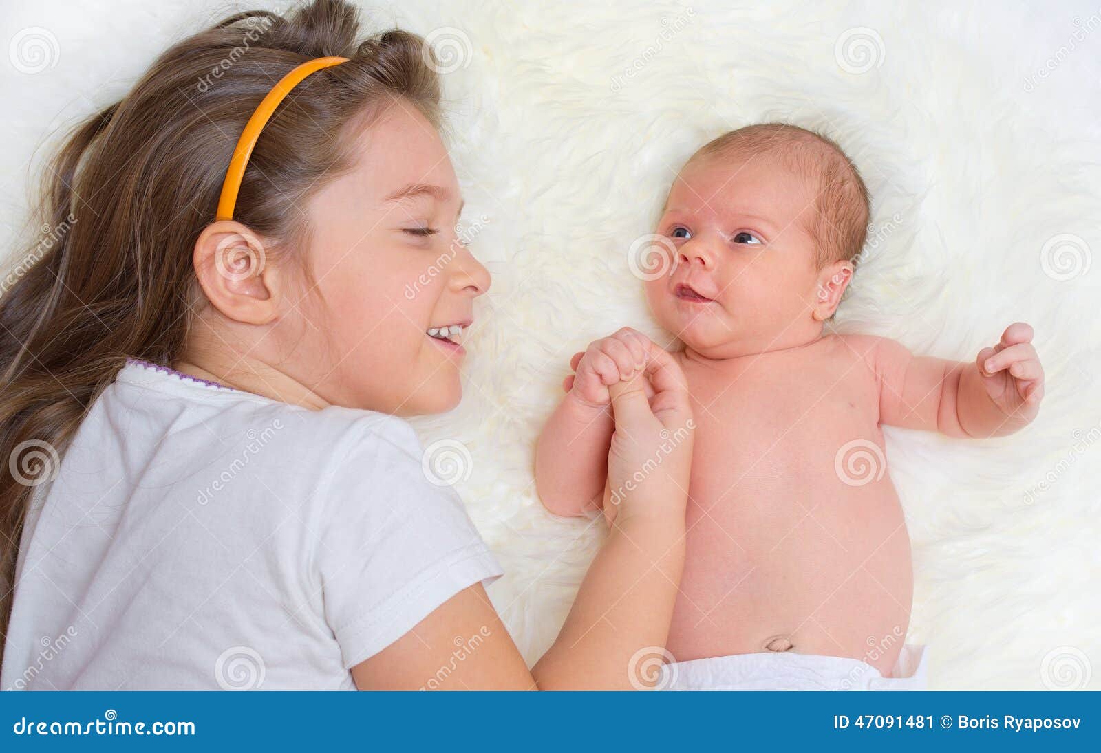 Pequeño bebé con su hermana