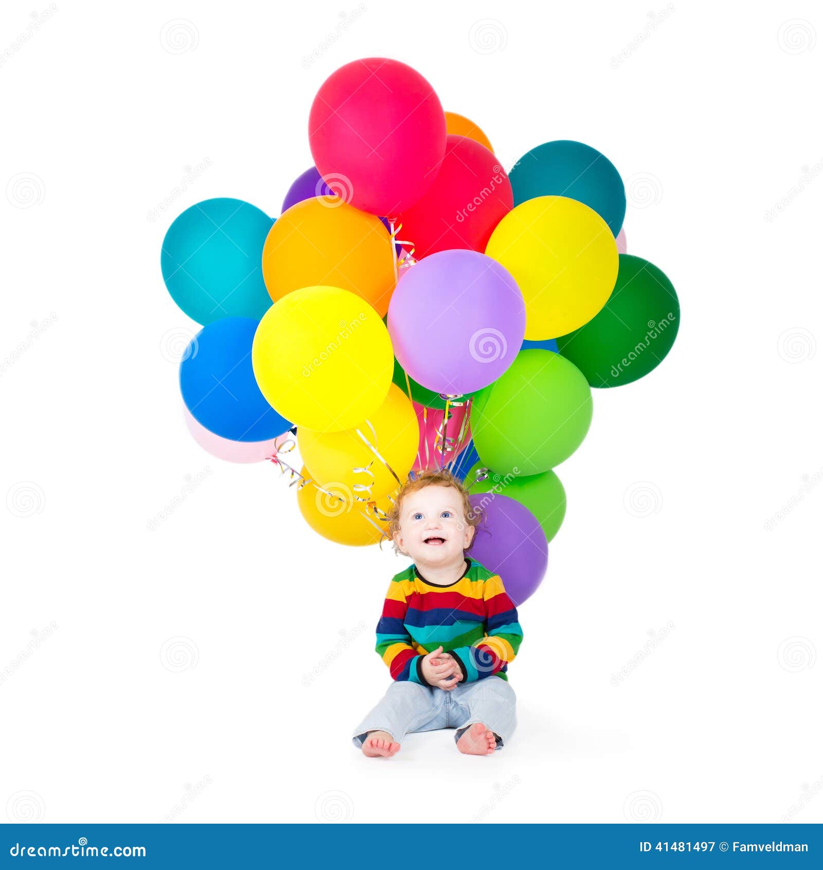 Pequeño bebé divertido que juega con los globos coloridos