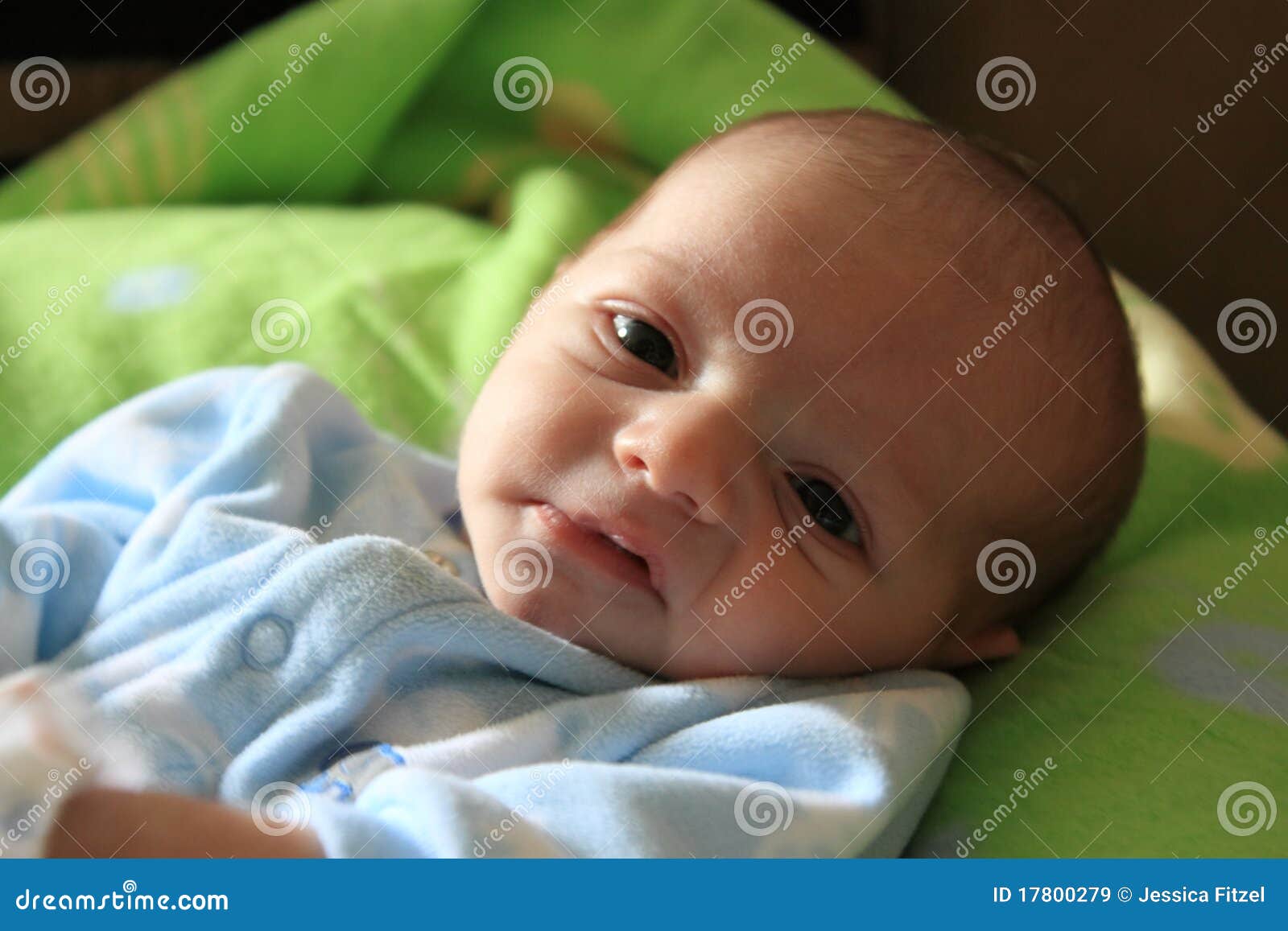 Bebé que frunce el ceño. Bebé recién nacido que hace una cara que frunce el ceño