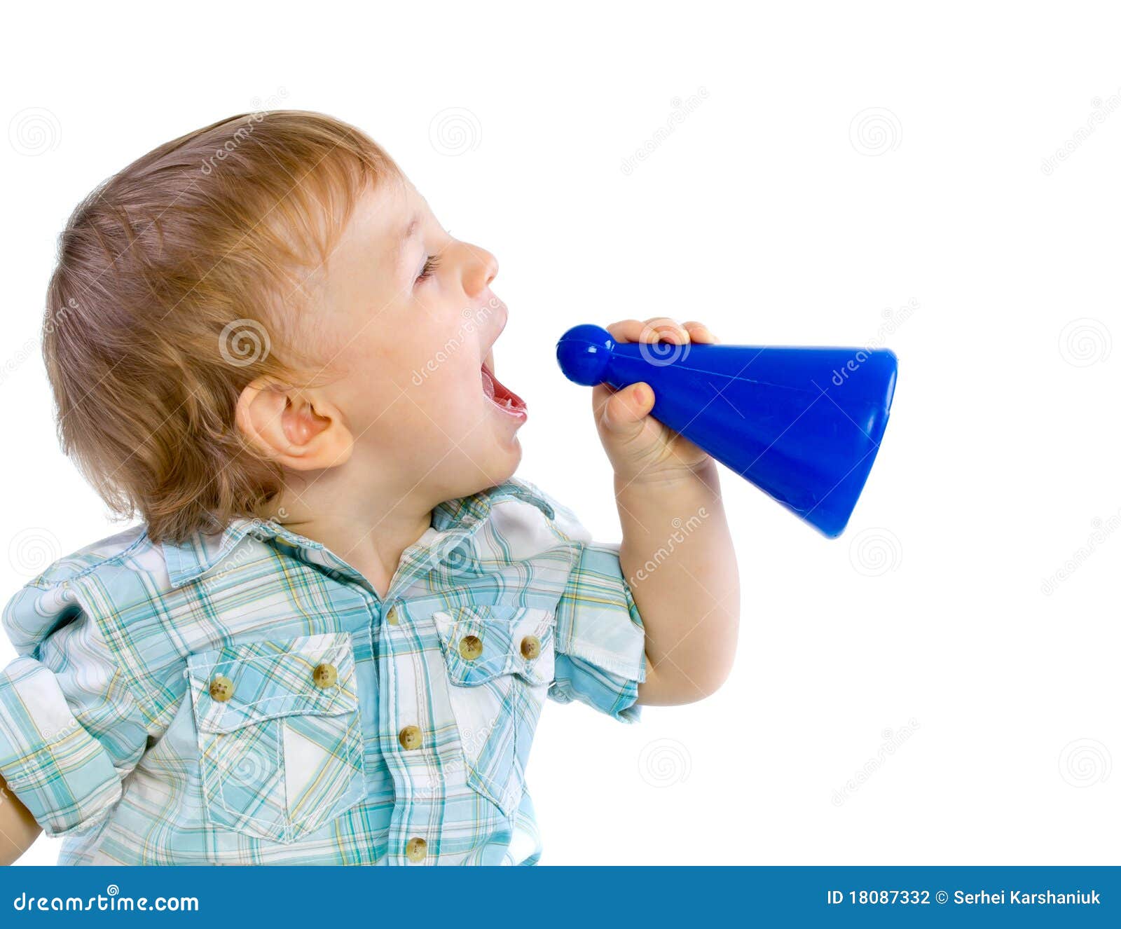 El bebé que grita a través de un juguete tiene gusto del megáfono, aislado