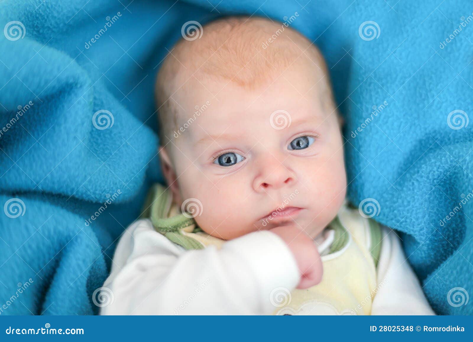Bebé Recién Nacido Con Los Ojos Azules Foto de archivo Imagen de