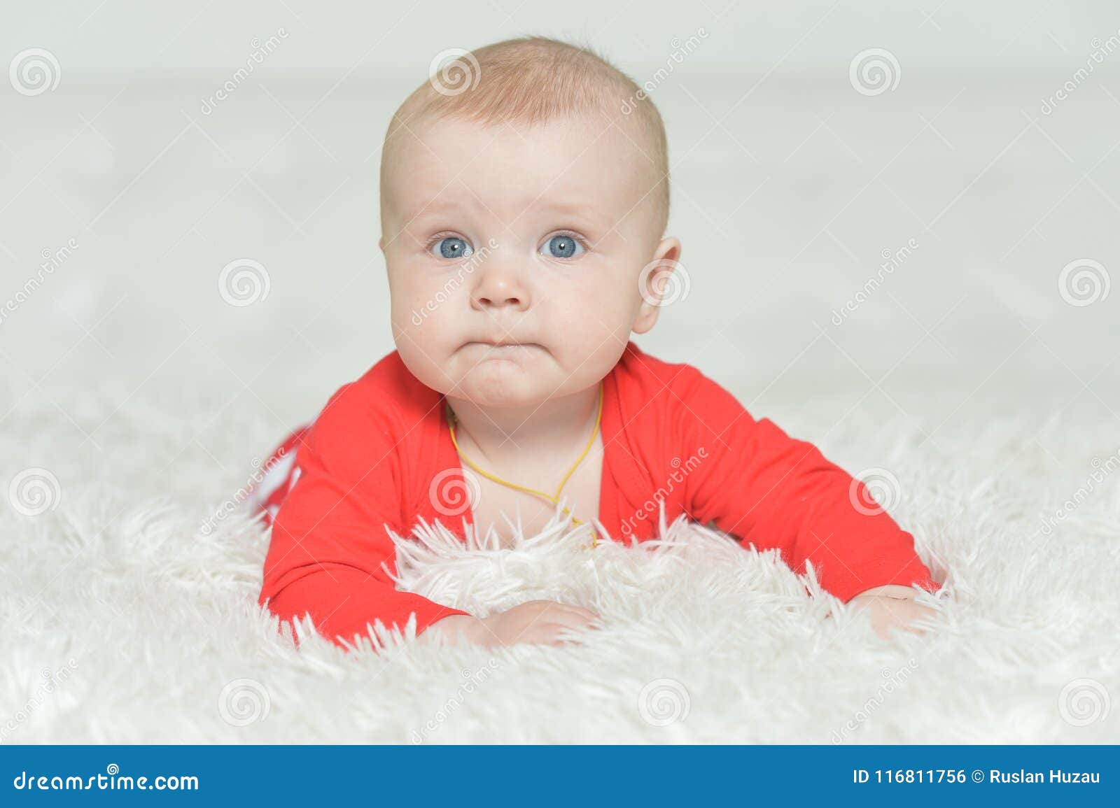 Bebê adorável no fundo. Bebê adorável em um fundo branco