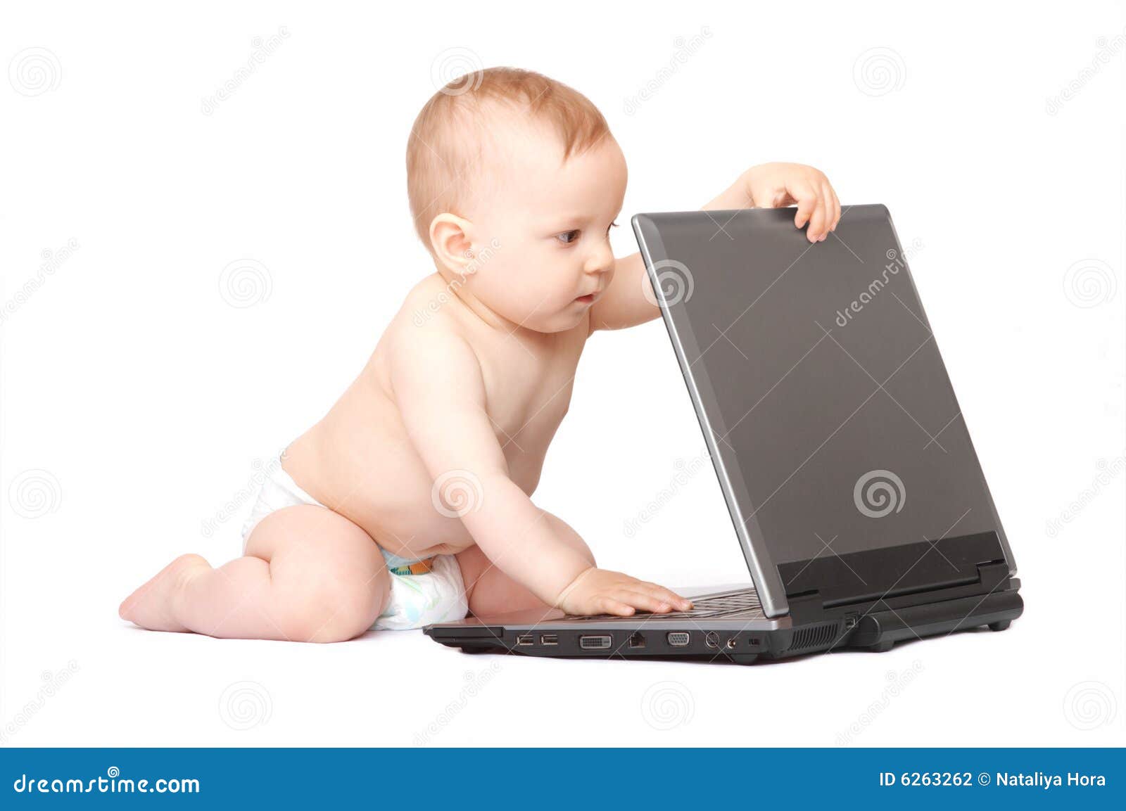 Bebê com portátil. Bebê com o portátil no assoalho
