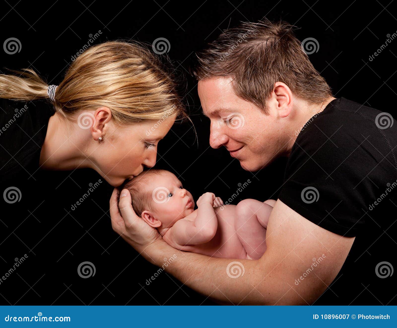 Bebê e pais. Retrato da família do pai e da matriz recém-nascidos do bebê