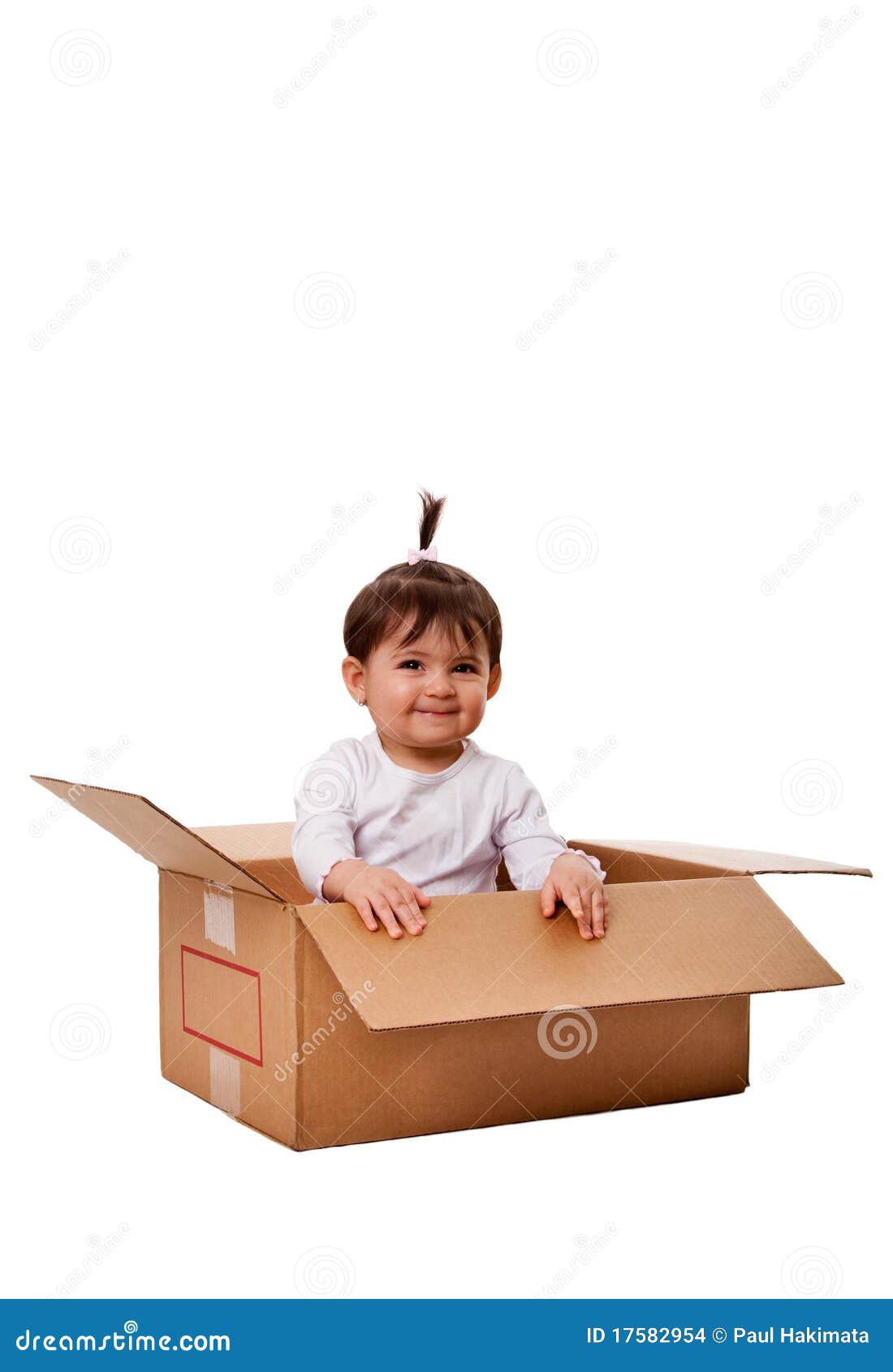 Bebê feliz na caixa da surpresa. Bebé bonito feliz na caixa movente marrom da surpresa do armazenamento, isolada.