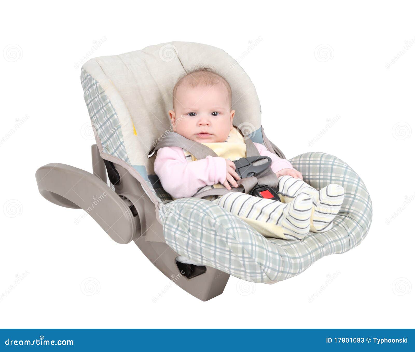 Bebê no assento de carro da criança isolado sobre o fundo branco