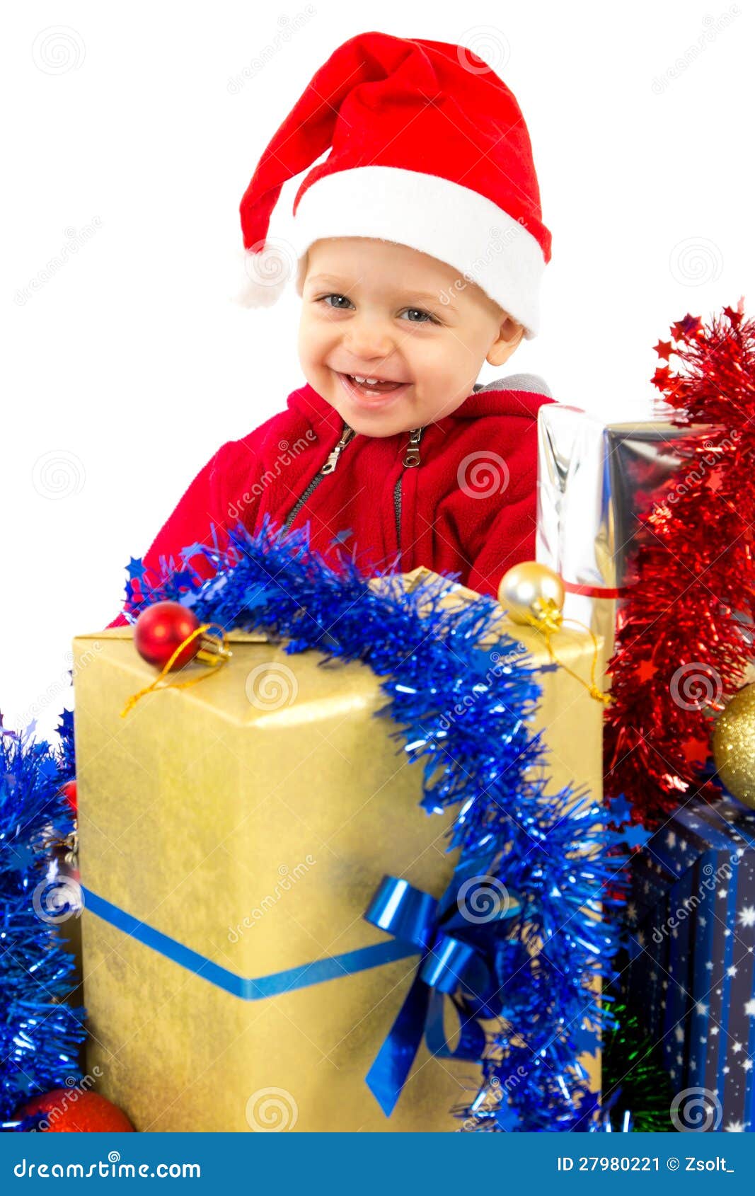 Bebê pequeno do ajudante de Santa com os presentes do Natal com fundo branco