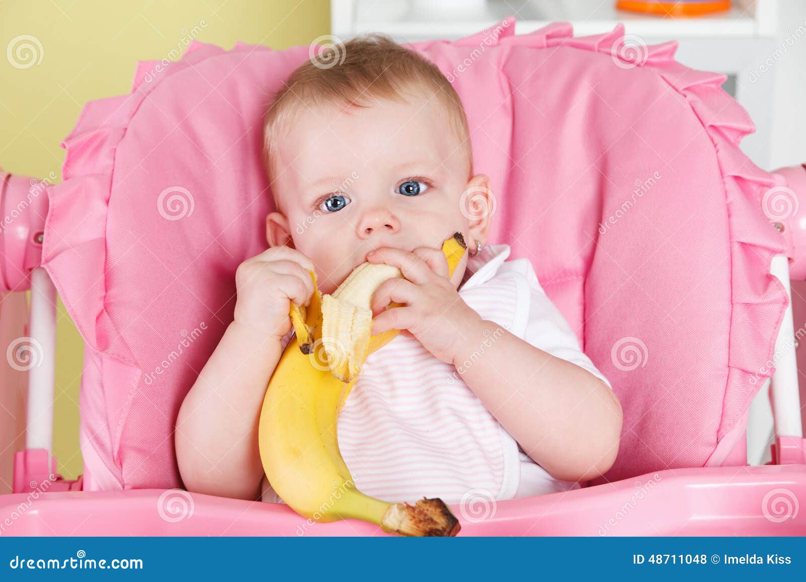 Bebê que come uma banana foto de stock. Imagem de fome 48711048