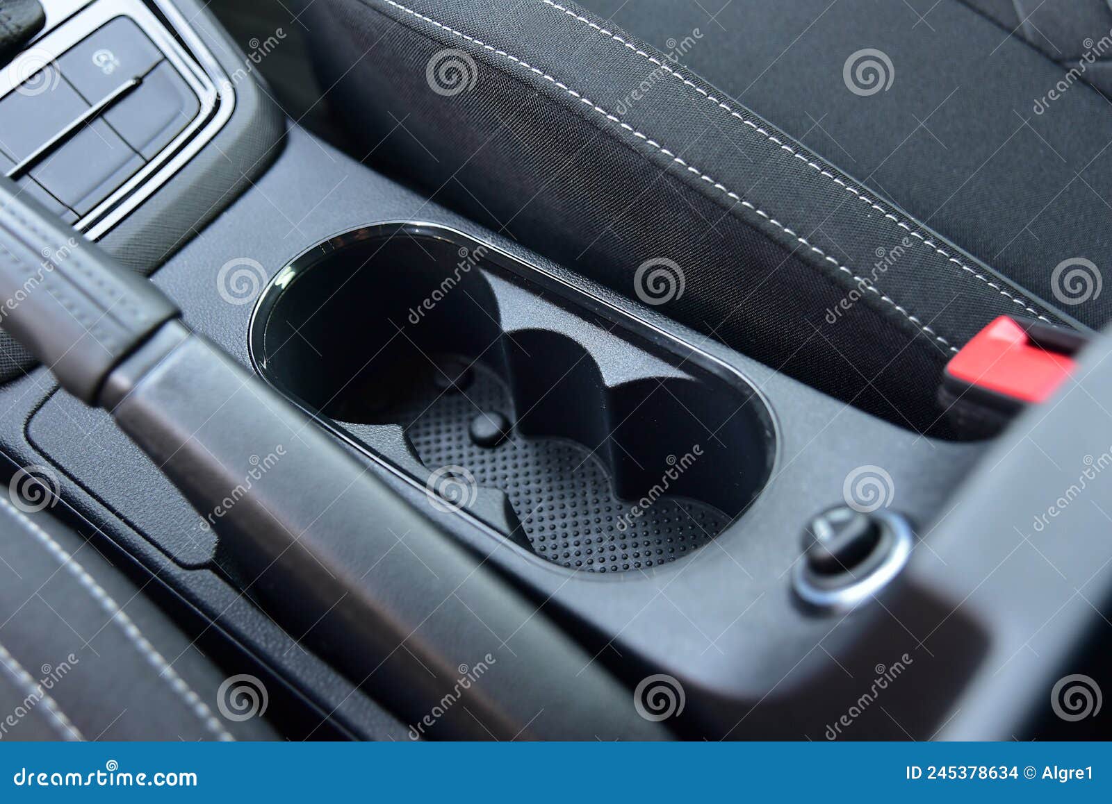 Becherhalter Zwischen Den Vordersitzen Im Auto Stockfoto - Bild