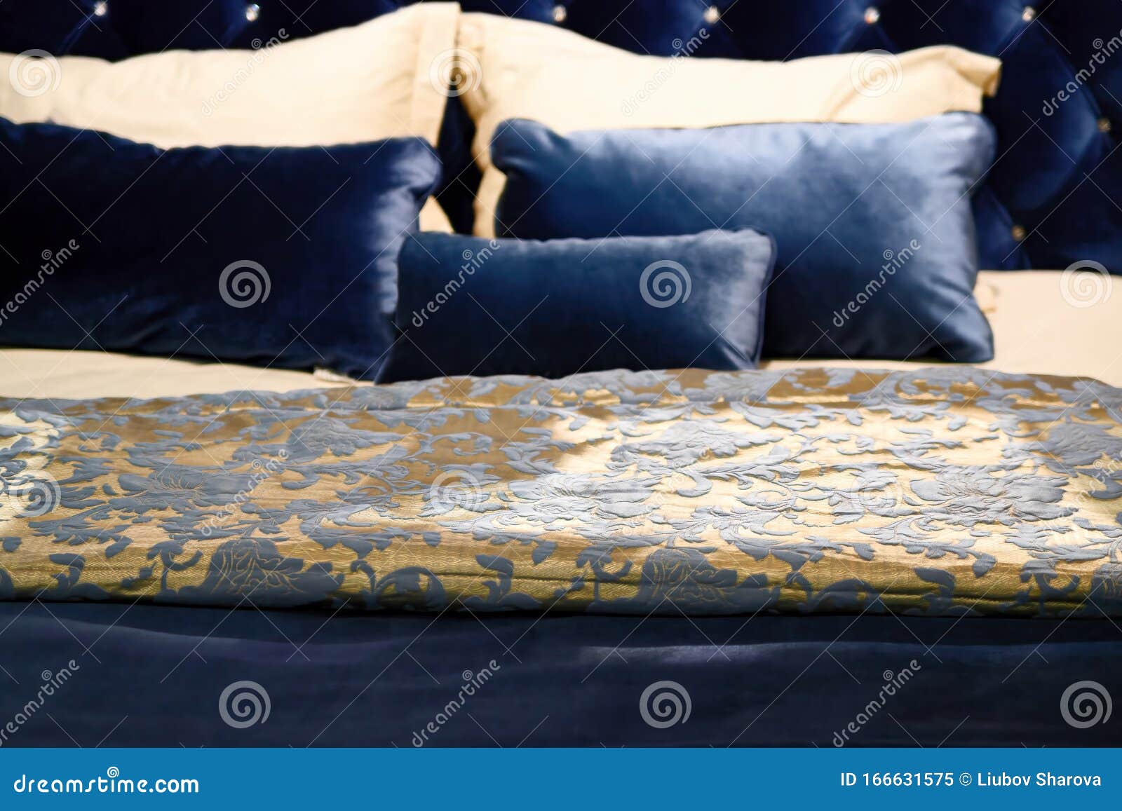 bed runner with matching pillows