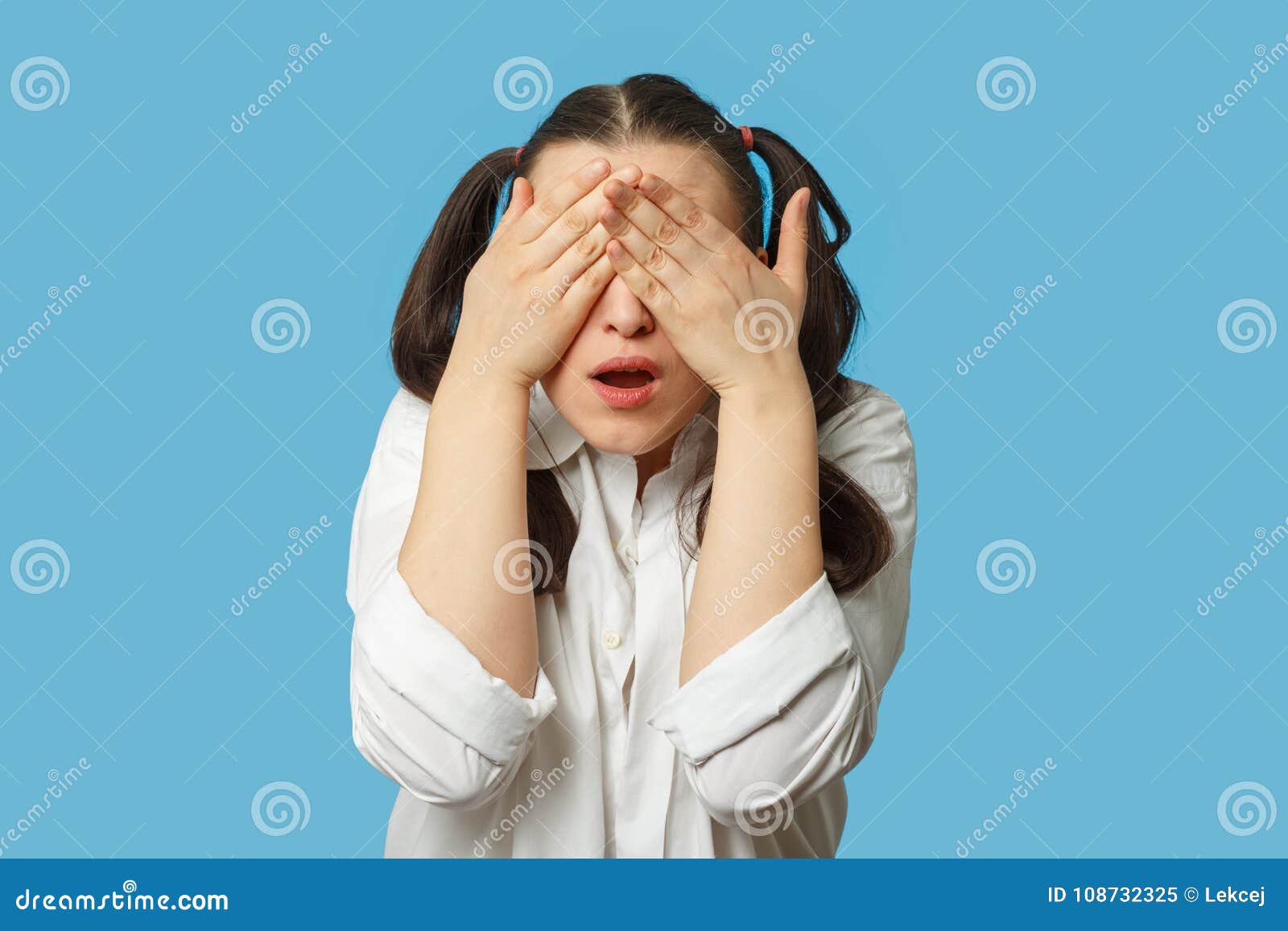 Bedecken Sie ihre Augen stockbild Bild von lebensstil Bedecken Sie ihre Augen stockbild Bild von lebensstil