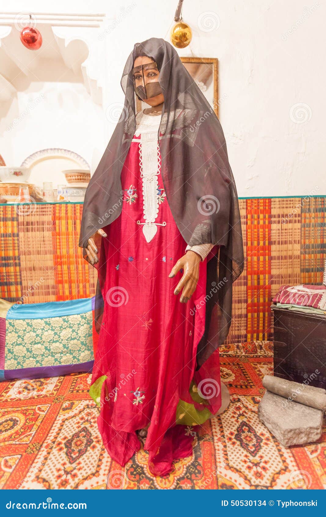 AJMAN, DE V.A.E - 17 DEC: Bedouin vrouw in traditionele kleding in het museum van Ajman 17 december, 2014 in Ajaman, Verenigde Arabische Emiraten