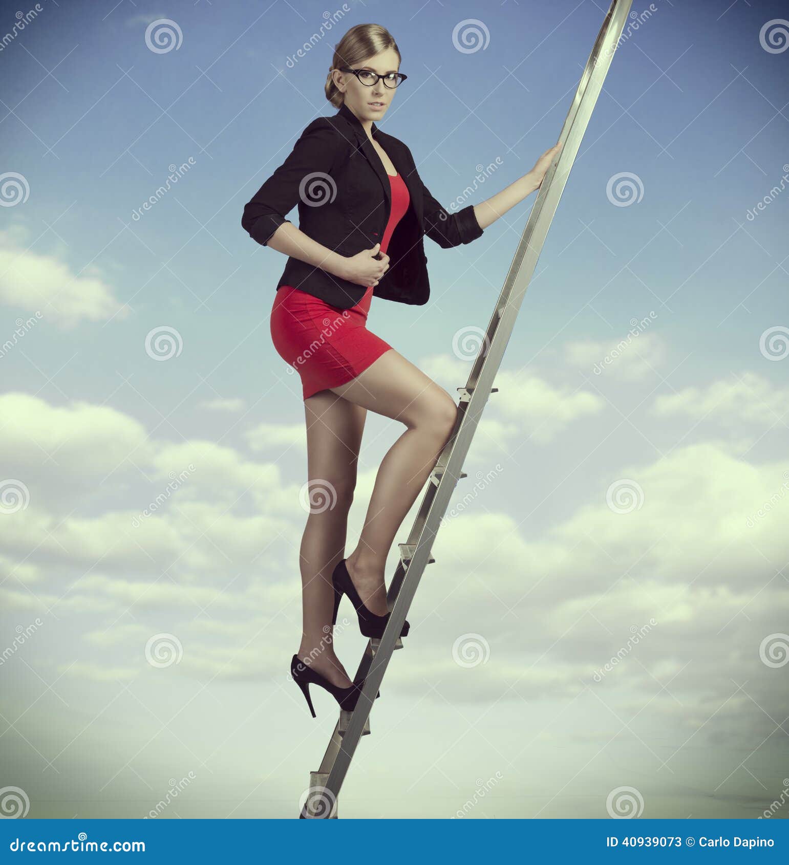 Bedrijfs Vrouw Op Ladder Stock Afbeelding Image Of Bedrijf 40939073