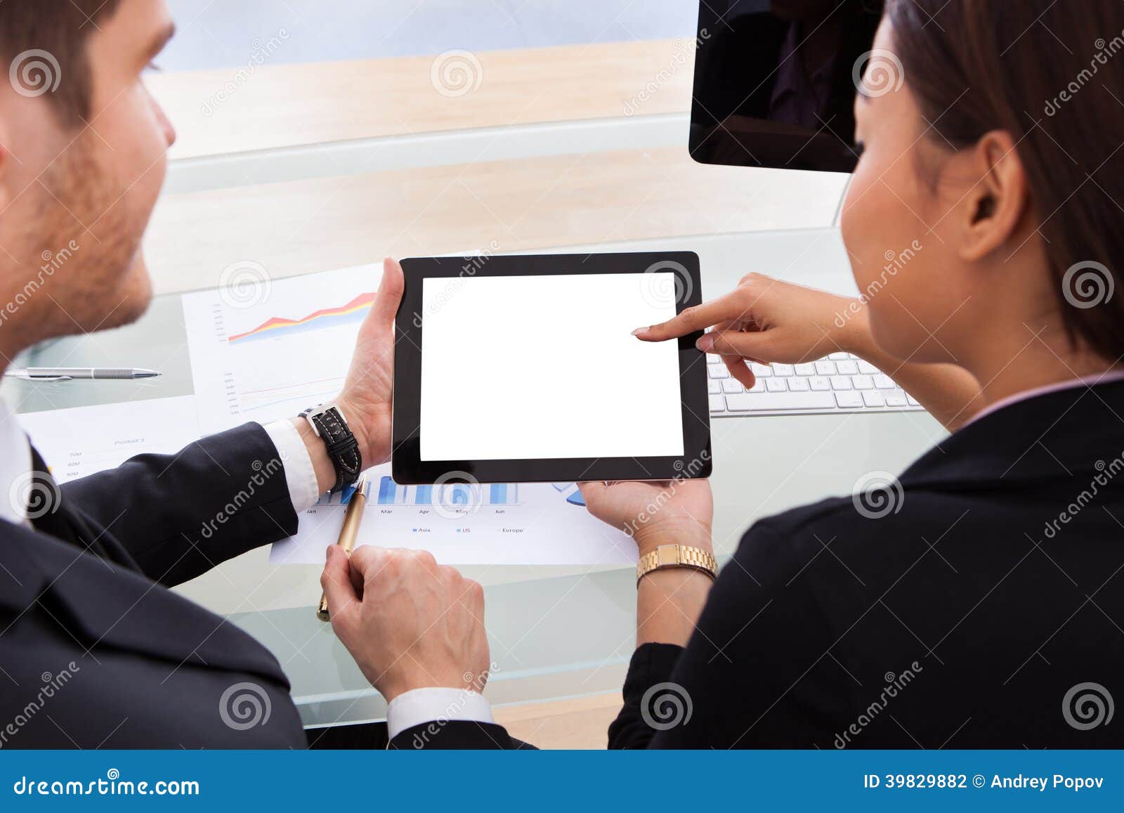 Bedrijfscollega's Die Digitale Tablet Gebruiken Stock Foto Image of