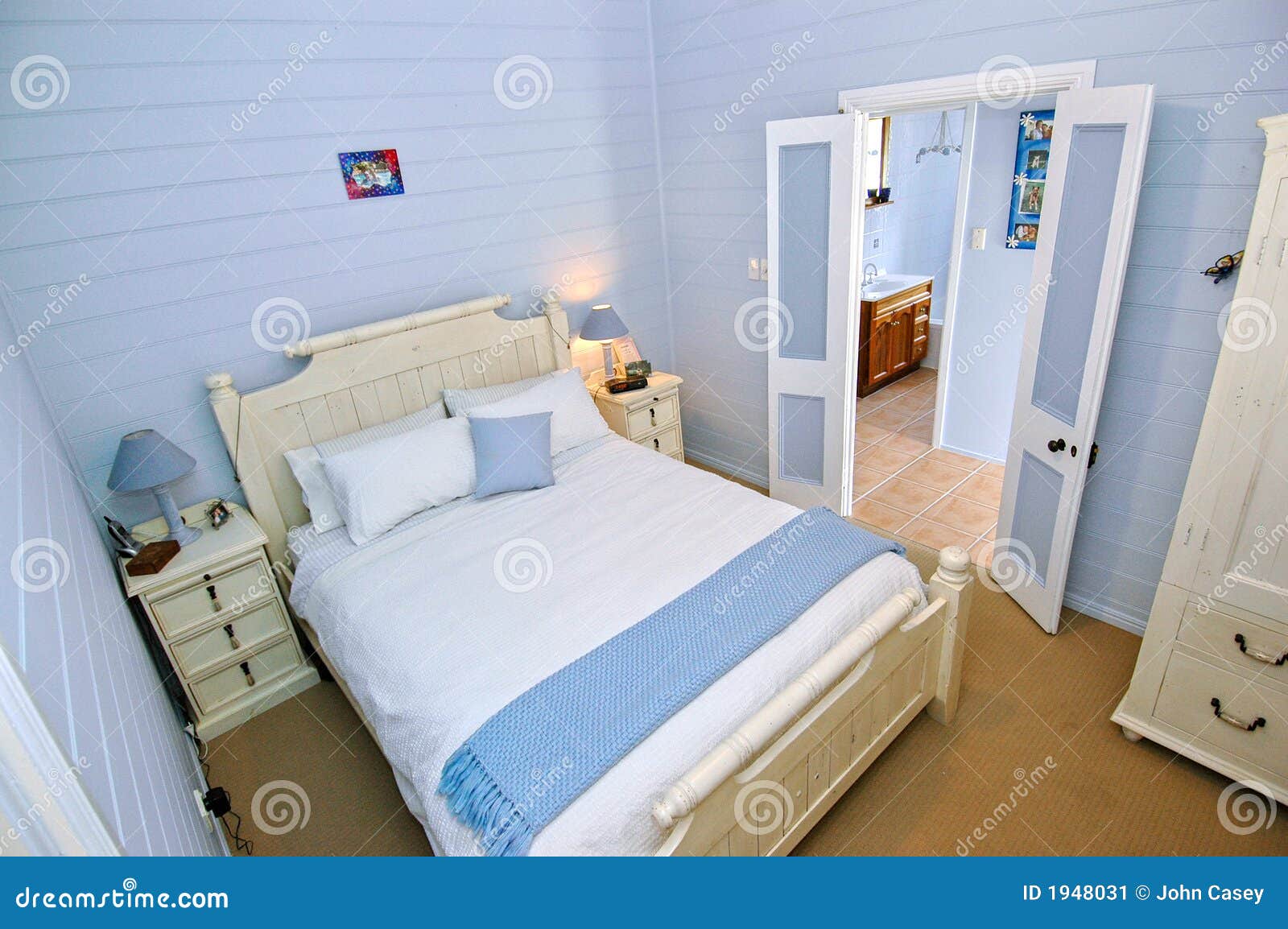 Smadre forhåndsvisning Ud Bedroom with Light Blue Walls Stock Image - Image of lamp, rest: 1948031