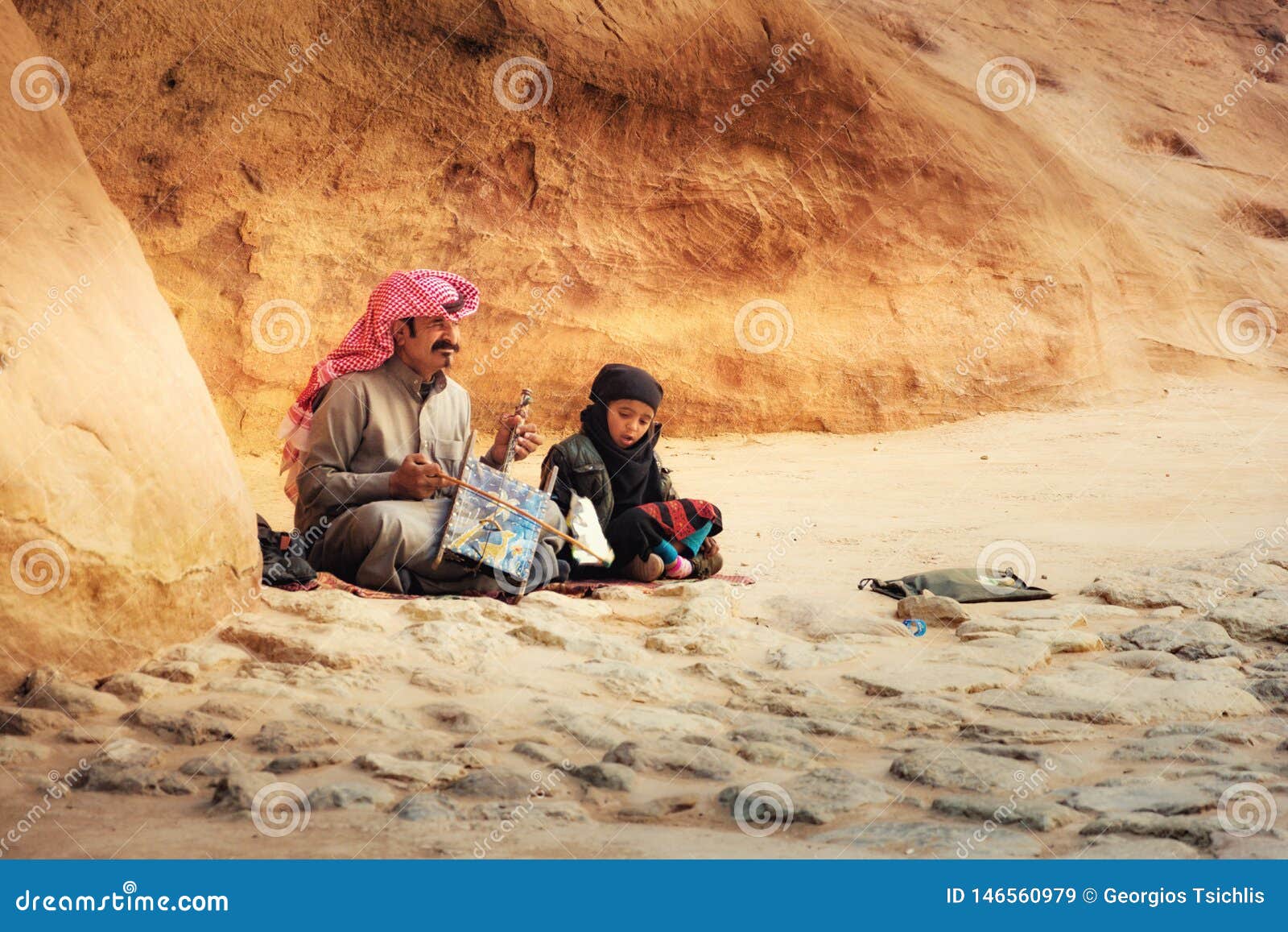 Giv rettigheder Medfølelse rigtig meget Beduin Man Playing Traditional Bedouin Rababa String Musical Instruments  with His Son in Ancient City of Petra, Jordan. Editorial Stock Image -  Image of asia, national: 146560979
