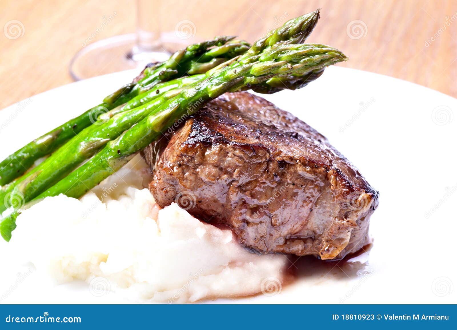 beef stake with asparagus