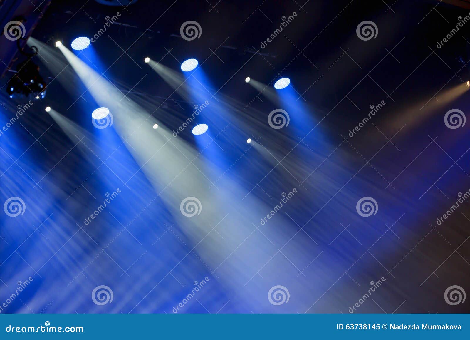 Stadiumlichten op een console, rook, beeld van de gevolgen van de stadiumverlichting