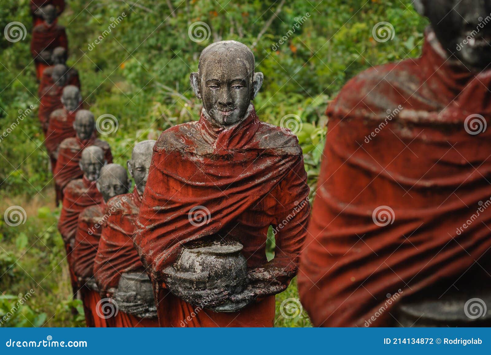 Samenwerking Echt niet laden Beelden Van Boeddhistische Monniken Rondom De Win Sein Taw Ya Buddha in  Mawlamyine Myanmar Birma Stock Foto - Image of monniken, avontuur: 214134872