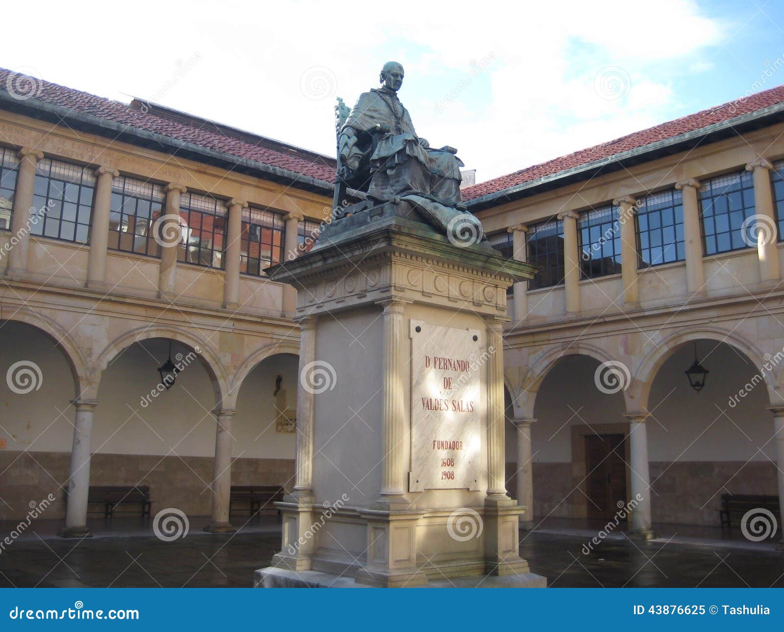 Beeldhouwwerk van eerste rector van universiteit van Oviedo, Spanje