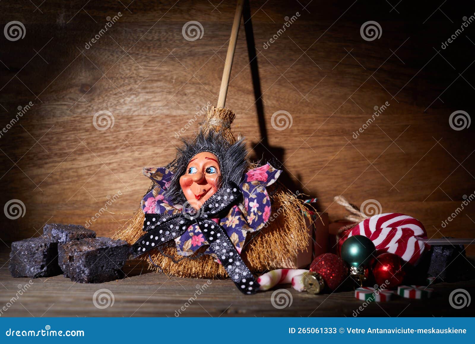 O Befana com carvão doce e doces em fundo de madeira. Italiano tradição dia  Epifania. fotos, imagens de © vetre #438910740