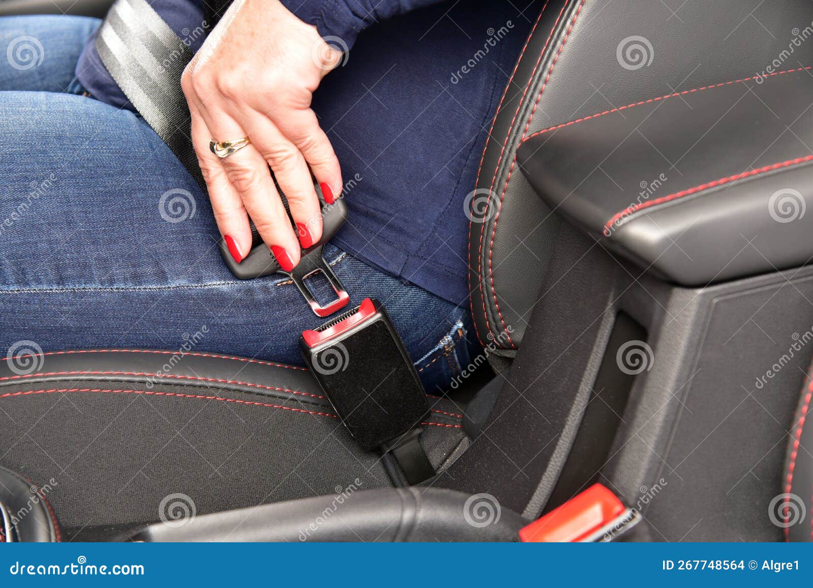 Befestigung Des Sicherheitsgurts Im Auto Stockfoto - Bild von
