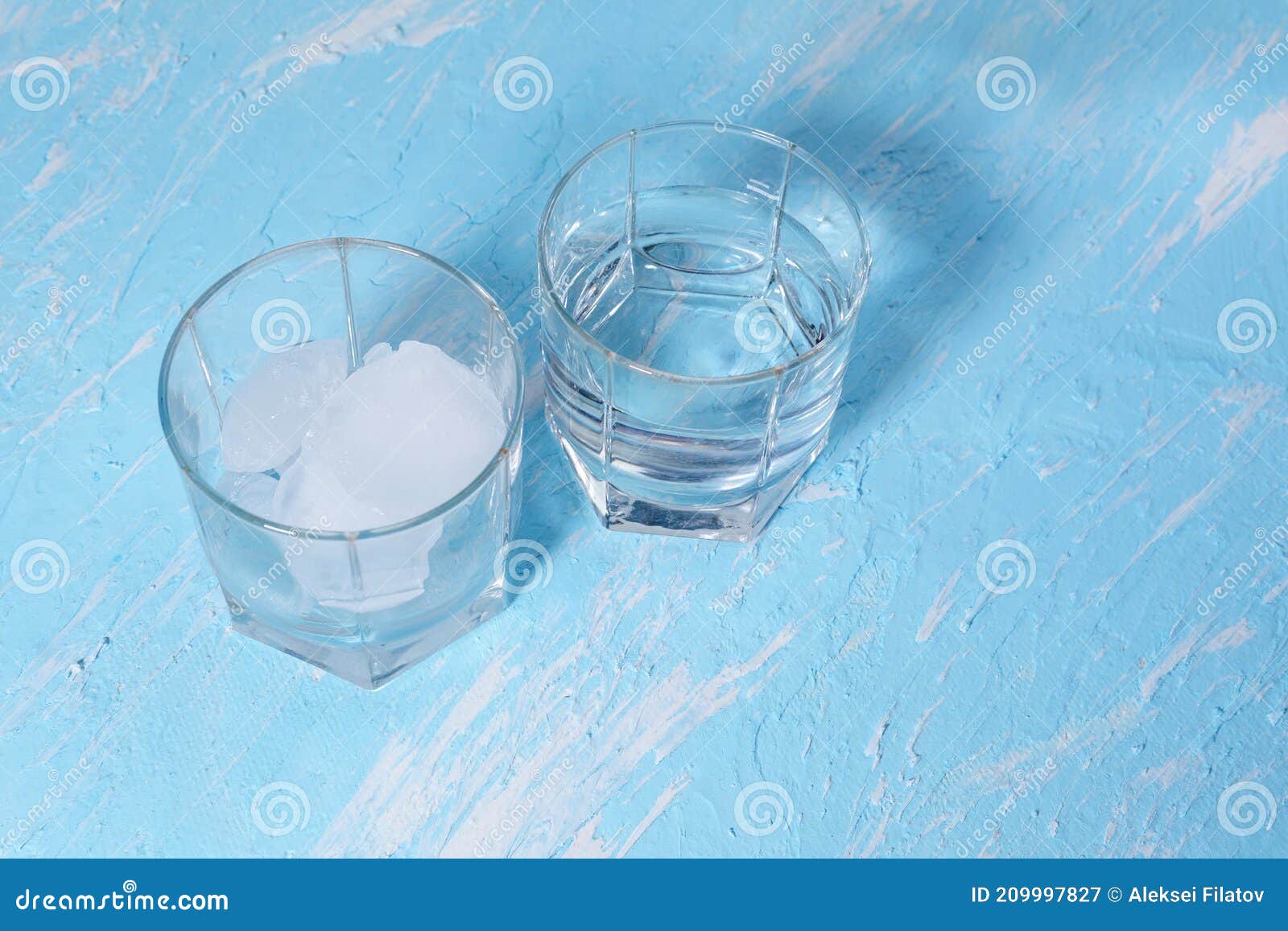 plug Pardon mijn Begrip Smelten Van Ijs. Een Glas Vol Ijs, De Andere Helft Vol Water Stock  Afbeelding - Image of atmosfeer, klimaat: 209997827