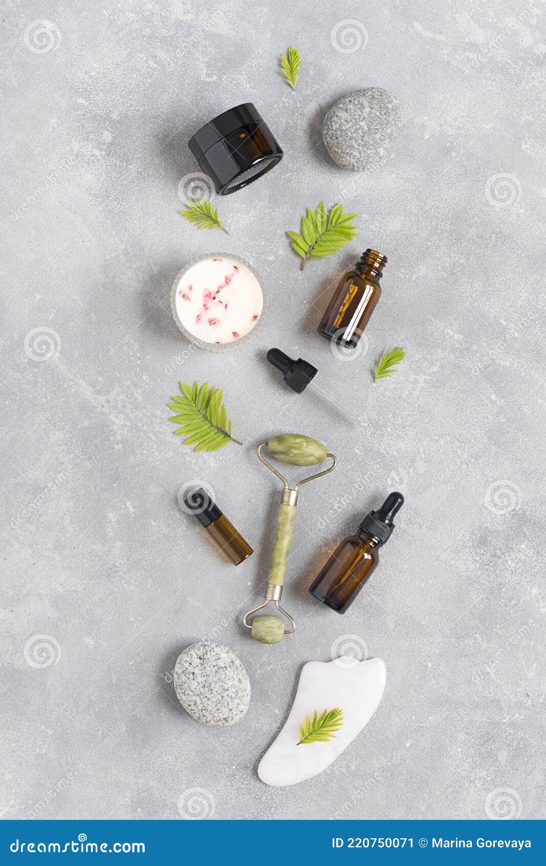 Behälter Mit Lotion ätherische Öle Massage-Walzen Und Gouache Schaber Auf  Einem Grauen Beton Hintergrund Stockbild - Bild von kosmetik, schmieröl:  220750071