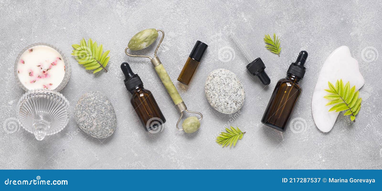 Behälter Mit Lotion ätherische Öle Massage-Walzen Und Gouache Schaber Auf  Einem Grauen Beton Hintergrund. Stockbild - Bild von kräuter, karosserie:  217287537