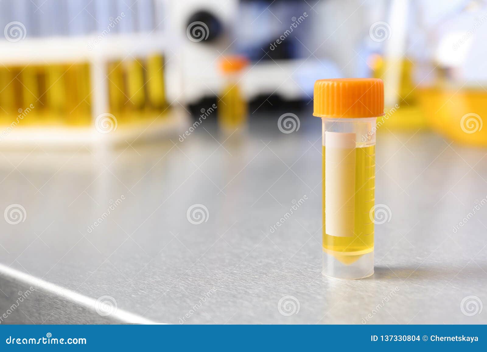 https://thumbs.dreamstime.com/z/beh%C3%A4lter-mit-urinprobe-auf-tabelle-im-labor-raum-f%C3%BCr-text-137330804.jpg