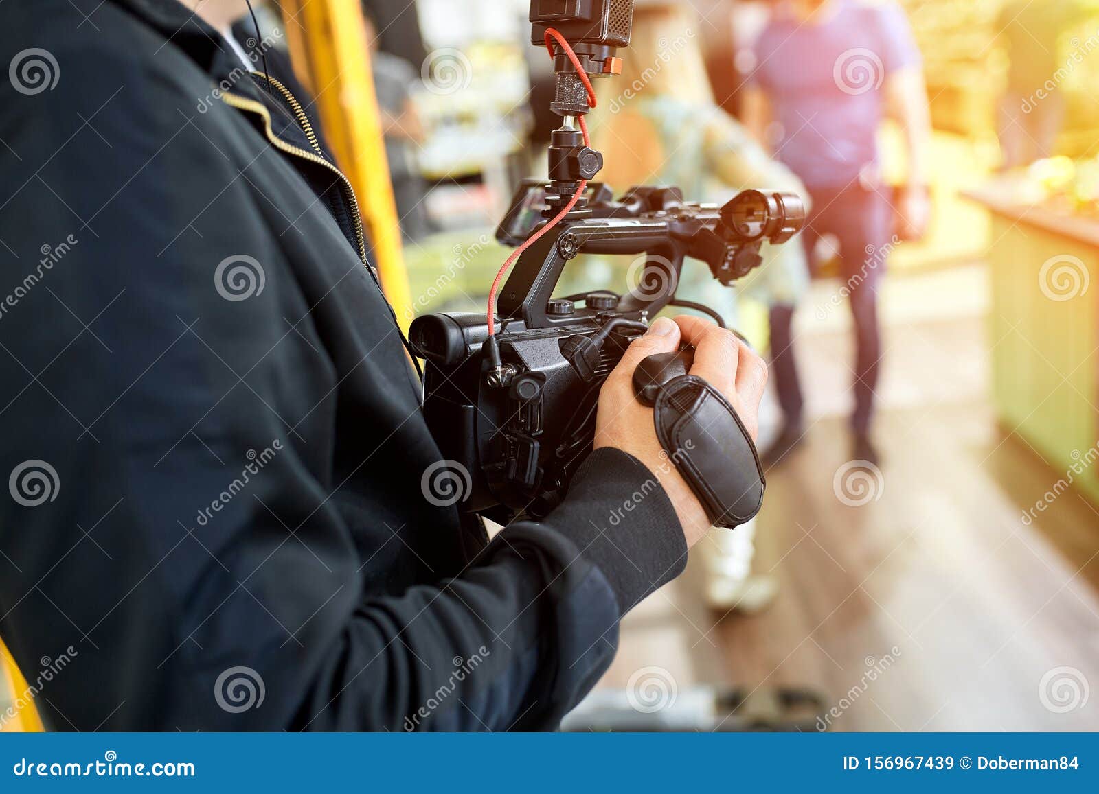 behind the scenes of filming films or video products and the film crew of the film crew on the set in the pavilion of