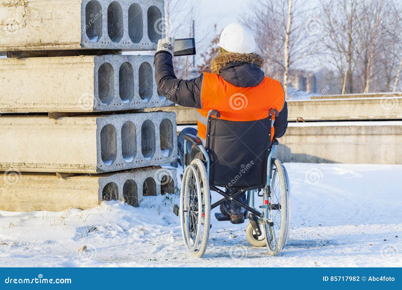 Behinderte Arbeitskraft Auf Rollstuhl Machen Fotos Auf Tablette in Der  Baustelle Stockfoto - Bild von medizin, rehabilitation: 85717982