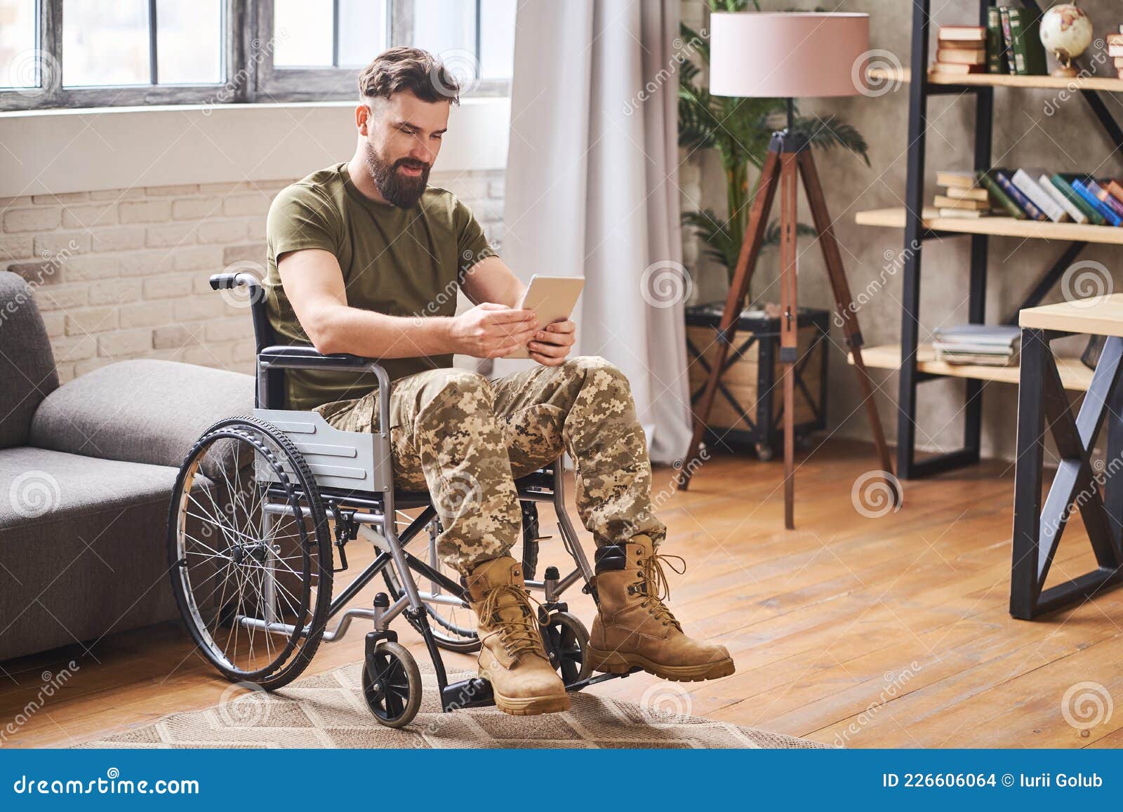 Behinderter, Gut Aussehender Militärmann, Der Im Rollstuhl Sitzt Und Ein  Tablett Benutzt Stockfoto - Bild von doktor, querschnittsgelähmt: 226606064