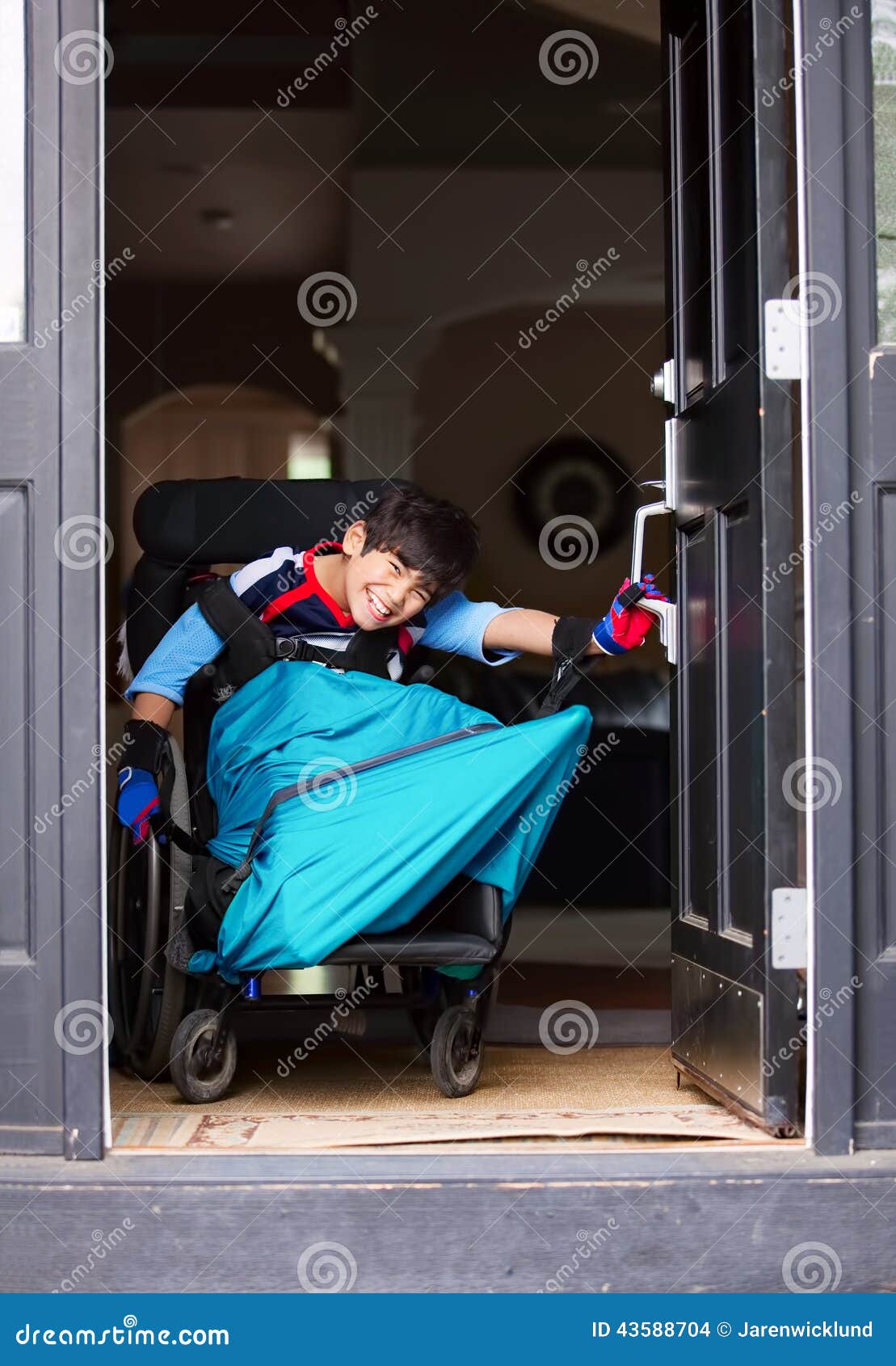 Сайт для инвалидов дверь. Инвалид открывает дверь. Инвалидные двери. Двери для инвалидов. Придержать дверь инвалиду.
