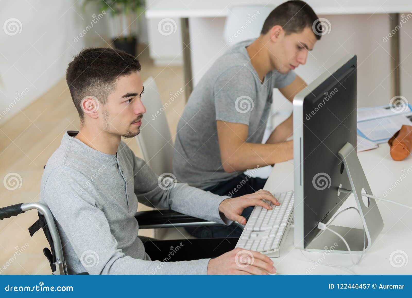 Junge Im Rollstuhl, Der Hausarbeit Tut Und Tabletten-PC Verwendet Stockfoto  - Bild von schularbeit, glücklich: 55300586