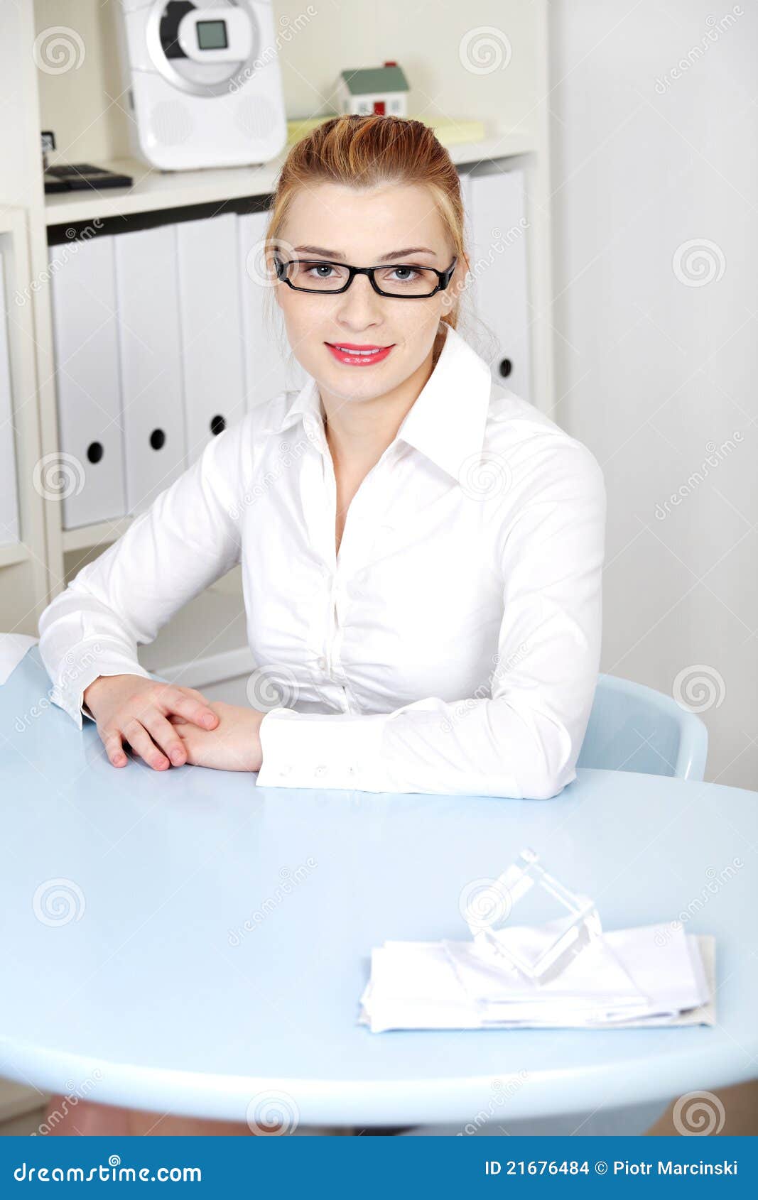 Behing sittande kvinna för blont skrivbord. Bak det blonda bussineswoman caucasian skrivbordet henne kontorssitting