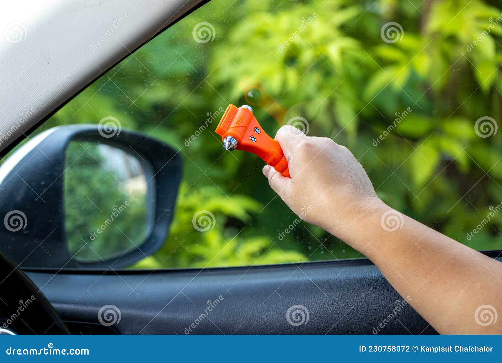 https://thumbs.dreamstime.com/z/bei-autos-die-im-notfall-glas-brechen-verwenden-frauen-sicherheitshammer-und-gurtschneider-der-sicherheit-von-fahrzeugen-rote-230758072.jpg