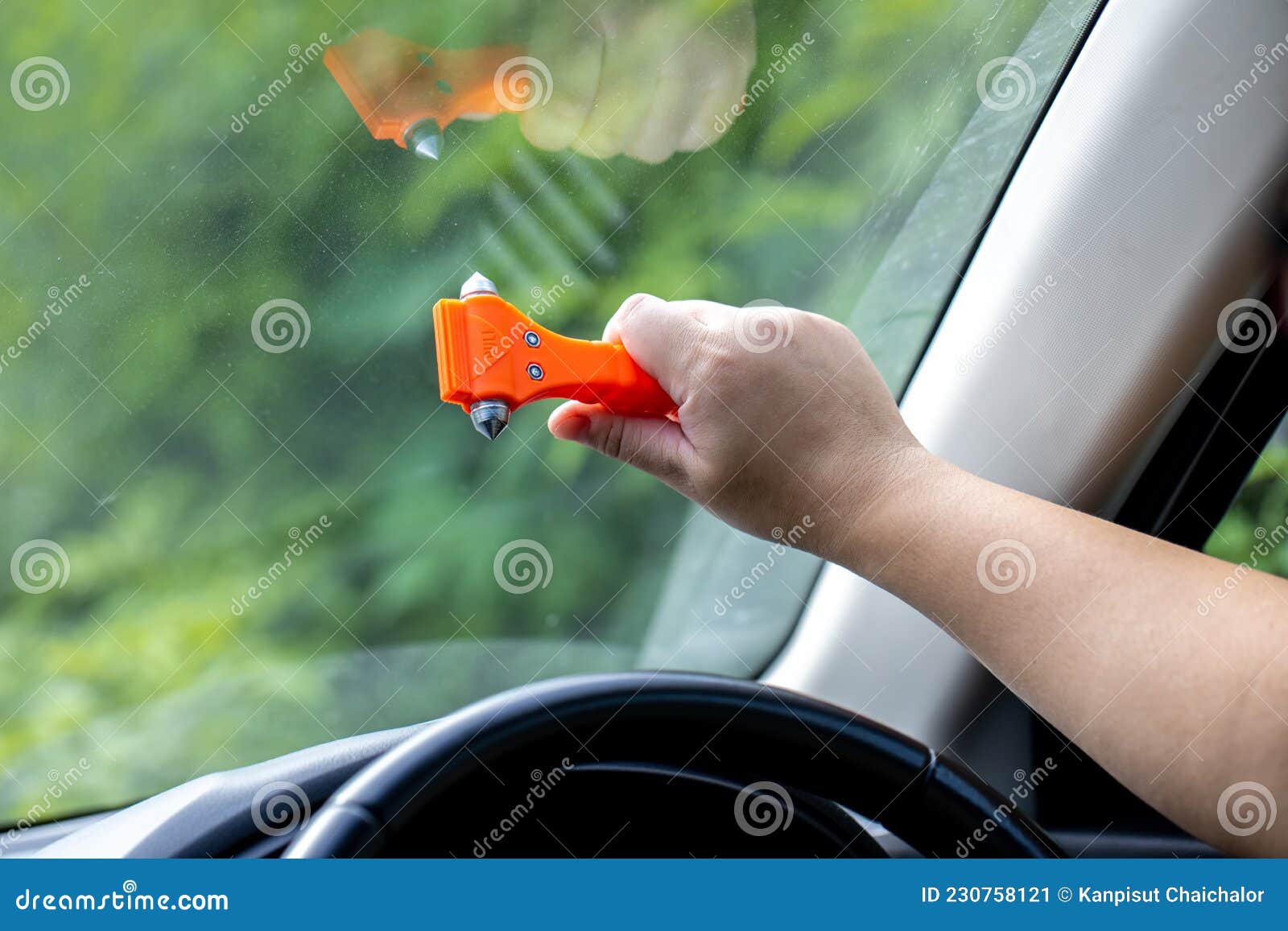 Bei Autos, Die Im Notfall Glas Brechen, Verwenden Frauen