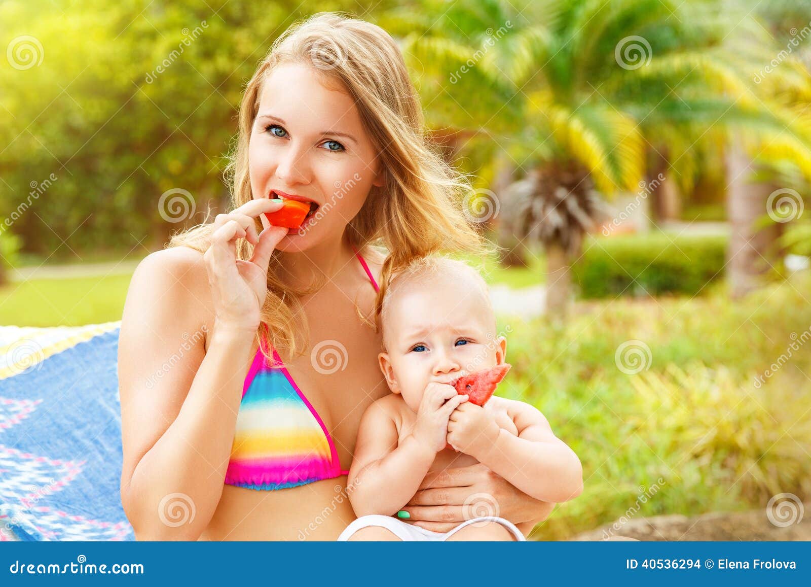 Bei madre e bambino all'aperto nave Mothe di bellezza. Bei madre e bambino all'aperto nave La madre di bellezza ed il suo bambino mangiano insieme la frutta Ritratto all'aperto di una famiglia felice La gioia Il bambino e la madre nei tropici